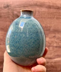 Vase en céramique bleu sarcelle captivant, en forme de mini-bouteille arrondie, finition brillante et accent élégant pour une décoration de table stylée - Product Image 6