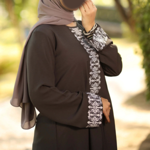 Abaya brodée pour femme avec empiècements en dentelle et manches évasées – Robe élégante et modeste – Vente en gros – Abaya brodée pour femme pour Ramadan et l'Aïd - Product Image 3