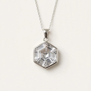 Collar con Colgante Hexagonal de Cuarzo Transparente Natural de 20MM, Latón Personalizado con Acabado en Oro, Plata y Oro Rosa, Joyería con Piedras Preciosas - Product Image 1