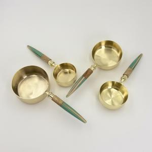 Juego de 4 Tazas Medidoras de Acero Inoxidable, Chapadas en Oro, con Asa de Resina, Utensilios de Cocina para Repostería y Barista - Product Image 4