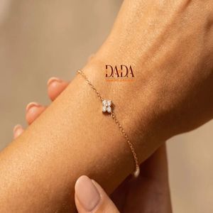 สร้อยข้อมือเพชรทรงใบโคลเวอร์สี่แฉกสุดหรูสำหรับผู้หญิง เพชรที่ได้รับการรับรองว่าผลิตอย่างมีจริยธรรม ชุบทองคำเหลือง - Product Image 1