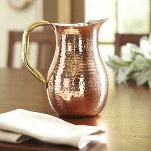 Ensemble de carafes en cuivre pour la conservation de l'eau selon la tradition, ensemble en métal avec verres, durable, réutilisable, vaisselle de cuisine et de salle à manger. - Product Image 3