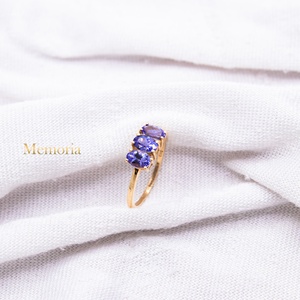 Vente en gros d'anneaux minimalistes à trois pierres en or jaune 14 carats avec tanzanite ovale naturelle, bijoux Memoria - Product Image 4