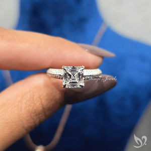 แหวนเพชรทรง Asscher Cut 2 กะรัต เพชรเลี้ยงในห้องปฏิบัติการ ดีไซน์ทรงสี่เหลี่ยมจัตุรัสแบบ Bold Square Step Cut แหวนหมั้นพร้อมวงแหวนแบบ Micro Pave - Product Image 4