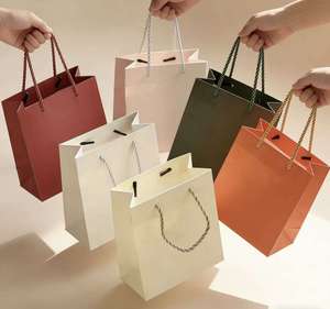 Sacs cadeaux en papier coloré sur mesure avec poignées, personnalisables avec logos personnalisés, pour l'emballage. - Product Image 2