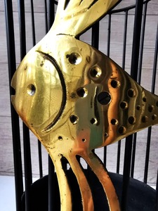 Porte-parapluie décoratif en fil métallique avec motif de poisson doré, idéal pour la maison, le bureau, le hall d'entrée et la décoration haut de gamme, provenant d'Inde - Product Image 6