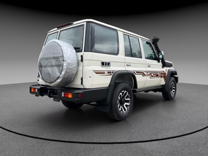 โตโยต้า แลนด์ ครุยเซอร์ GRJ76 AT Luxury 2024 – ระบบขับเคลื่อน 4 ล้อ เครื่องยนต์ V6 พร้อมระบบล็อคเฟืองท้ายและวินซ์ - Product Image 4