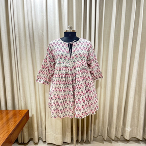 Kurtis de algodón de diseñador de primera calidad, hechos a mano, con estampado floral rosa y cuello en V con lazo, estampados con técnicas tradicionales, para el verano. - Product Image 2
