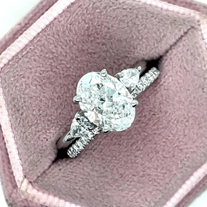 Anillo de Compromiso con Tres Diamantes Cultivados en Laboratorio de Corte Ovalado, Diamantes Laterales en Forma de Pera y Banda de Diamantes Redondos a Juego - Product Image 4