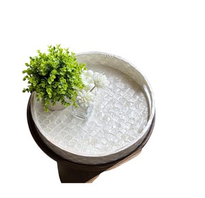 Elegante bandeja de nácar con mosaico de conchas naturales, bandeja redonda con asas ergonómicas para la hospitalidad moderna y como elemento decorativo para habitaciones. - Product Image 4