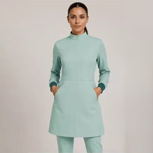Blouse médicale en acier inoxydable vert menthe avec col montant et manches longues, réutilisable et stérilisable pour les professionnels de santé - Product Image 1