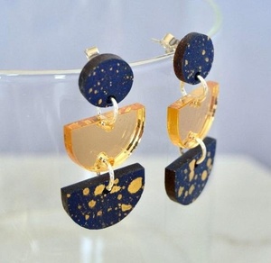 Boucles d'oreilles rondes en résine chic avec finition métallique éblouissante, modelées à la main et durables, décoration d'intérieur - Product Image 1