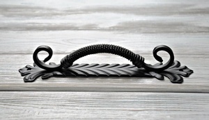 Poignée de portail en fer forgé traditionnelle ; résistante à la rouille, facile à installer, avec un design décoratif et une finition peinte. - Product Image 4