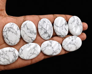 Pierre de méditation ovale en howlite blanche naturelle Organicgems, polie, certifiée par un tiers, pour la fabrication de bijoux, formes et couleurs variées, vente en gros - Product Image 2