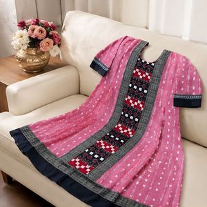 Kurta Ikkat Arts en Tejido Tribal Rosa Pálido – Kurta Étnica Inspirada en el Tejido a Mano en Rosa y Gris Carbón - Product Image 3