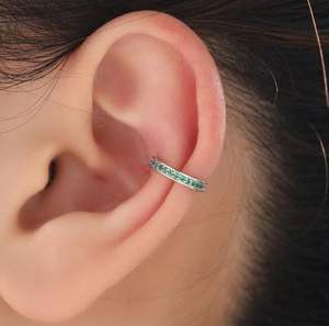 Manchette d'oreille minimaliste en argent sterling plaqué or avec zirconium vert émeraude, sans perçage, pour femme - Product Image 2