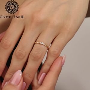 Bague de fiançailles pour femme Charm_Jewells en or jaune avec trois pierres de moissanite taille brillant ronde, sertie à griffes, style classique - Product Image 2