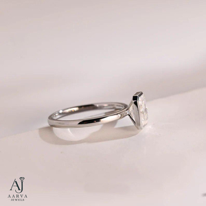 แหวนหมั้นมอยส์ซาไนต์ทรงเรเดียนท์คัทจาก AARVA JEWELS ดีไซน์เรียบหรู ตัวเรือนเงินชุบทอง ได้รับการรับรองจาก IGI เครื่องประดับสำหรับผู้หญิง - Product Image 4