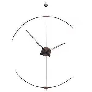 Horloge murale vintage de luxe en bronze, design squelette en fer, grands chiffres, mouvement à quartz silencieux, pour décoration de maison ou de bureau de style antique - Product Image 2