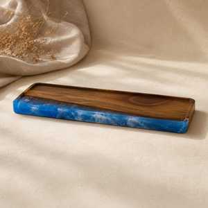 Plateau de service contemporain en résine et bois avec élégantes poignées en métal noir pour la présentation à la maison, au café et au restaurant - Product Image 1