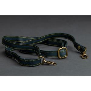 Sangle de remplacement en cuir de vachette pleine fleur faite à la main et sangle de caméra florale usinée de haute qualité avec boutons-pression en laiton antique - Product Image 1