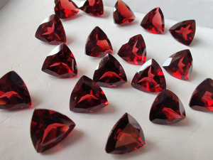 Natural <b>garnet</b> / 9 mm / VSI QUALITY /Mozambique red <b>Garnet</b> / Trillion / Faceted / 2.85 carats - Product Image 5