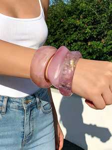 Bracelet manchette large et épais en résine marbrée violet lilas brillant pour femme, bijou de mode en acrylique - Product Image 2