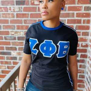 เสื้อยืด Zeta Phi Beta สีดำพรีเมียม ปักลายตัวอักษรกรีกสีน้ำเงิน เสื้อยืดผู้หญิง ผ้าเนื้อนุ่ม สวมใส่สบาย ทันสมัย - Product Image 4