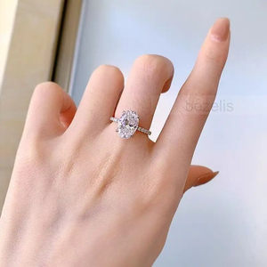 Bague solitaire élégante avec diamant taille ovale et épaules ornées de diamants taille brillant rond, bague de fiançailles solitaire en diamant - Product Image 4
