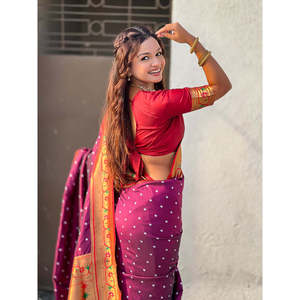 Sari de Seda Elite Weaves Wine Fusion con Zari Tejido Bandhani Paithani, Protección Solar, Secado Rápido, Tradicional, 650g, Estilo Indio-Pakistaní - Product Image 3