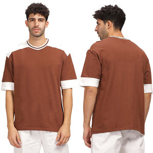 Camiseta casual de manga corta oversize para hombre, con paneles en contraste marrón y blanco en los hombros y cuello con ribete. - Product Image 4