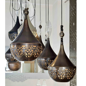 Décoration suspendue au design attrayant, finition dorée, pour hôtels, restaurants et mariages. - Product Image 1