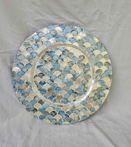 Plateau décoratif rond artisanal en nacre incrustée, motif mosaïque coquillage, base en MDF, style bohème côtier, plateau de service, plateau de présentation - Product Image 4