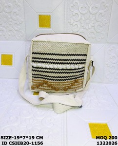 Sac bandoulière en coton tissé fait main avec pompon |   Sac à bandoulière bohème pour femmes - Product Image 4