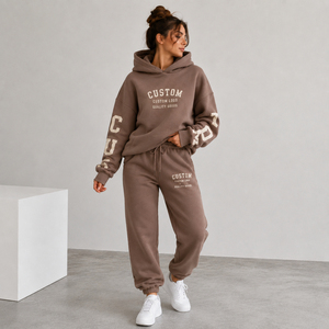 Ensemble survêtement femme personnalisé avec logo : sweat à capuche oversize et pantalon de jogging en molleton mélangé coton, manches longues, coupe ample, idéal pour l'automne - Product Image 3