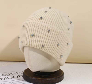 Gorro de Invierno de Punto con Forro de Satén Sedoso Estilo Desgastado, Gorro con Pedrería y Parche de Etiqueta Tejida con Logotipo Personalizado - Product Image 3