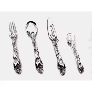 Los cubiertos en tonos plateados crean un ambiente acogedor y elegante en la mesa, perfectos para buscar una elegancia duradera en los artículos esenciales para la cena. - Product Image 5