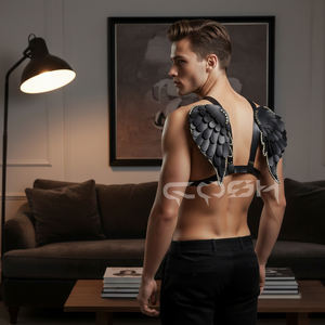 Harnais de poitrine ajustable en similicuir noir avec ailes d'ange et clous dorés - Product Image 5