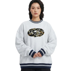 Sudadera de Moda para Mujer con Bordado de Camuflaje y Parches, Sudadera Personalizada con Ribete Gris a Rayas, Cuello Redondo, Manga Larga, Informal - Product Image 1