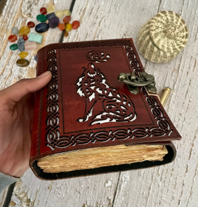 Diario Grimoire de Cuero de Lobo: Libro de las Sombras de Bruja (7x5 Pulgadas) - Product Image 5