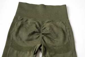 Ensemble de sport pour femme : Soutien-gorge de sport côtelé sans couture antibactérien dos nageur et short taille haute, avec logo frontal, vert olive, pour le yoga et les activités sportives - Product Image 6
