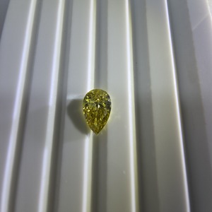 Diamante suelto de 0.9 quilates, color amarillo intenso, talla pera, brillo brillante, VS1, creado en laboratorio, para anillo de compromiso y fabricación de joyas. - Product Image 3