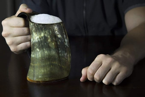 Corne à boire viking écologique, polie, forme naturelle, tasse de voyage pour bière, camping, avec poignée, FAIZA CRAFT, impression de logo personnalisé, 500 ml - Product Image 4