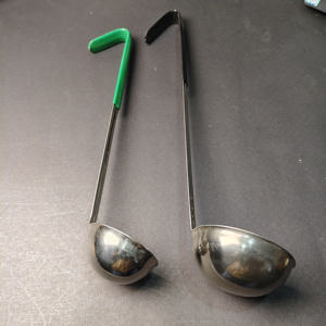 Ensemble de louches à soupe professionnelles en acier inoxydable avec longues poignées ergonomiques vertes et noires pour une utilisation en cuisine commerciale - Product Image 6