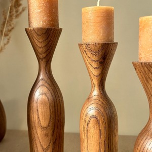 Support à bougie en bois fait main avec finition naturelle, parfait pour la décoration intérieure, les dîners et les fêtes. - Product Image 3