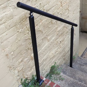 Rampe murale en fer forgé de style minimaliste, résistante à la rouille, pour escaliers extérieurs. - Product Image 1