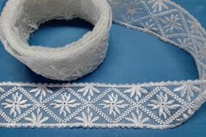 Dentelle de qualité supérieure, très légère, en nylon/organza blanc cristallin, bordure géométrique brodée en forme de diamant - Product Image 3