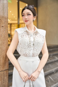 Chemise sans manches en dentelle florale blanche pour femme avec épaulettes, col classique, boutons sur le devant, 100% polyester GINNY - Product Image 4