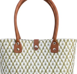 Sac à main en plastique tressé vert mousse et blanc fait main, avec une élégante bandoulière en cuir marron, sac fourre-tout décontracté - Product Image 4