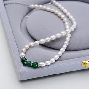 สร้อยคอมุกน้ำจืดทรงข้าวขนาด 7-8 มม. ดีไซน์หรูหราทันสมัยสำหรับผู้หญิง พร้อมสร้อยคอหินอาเกตสีเขียว ประเภทสินค้า - Product Image 2